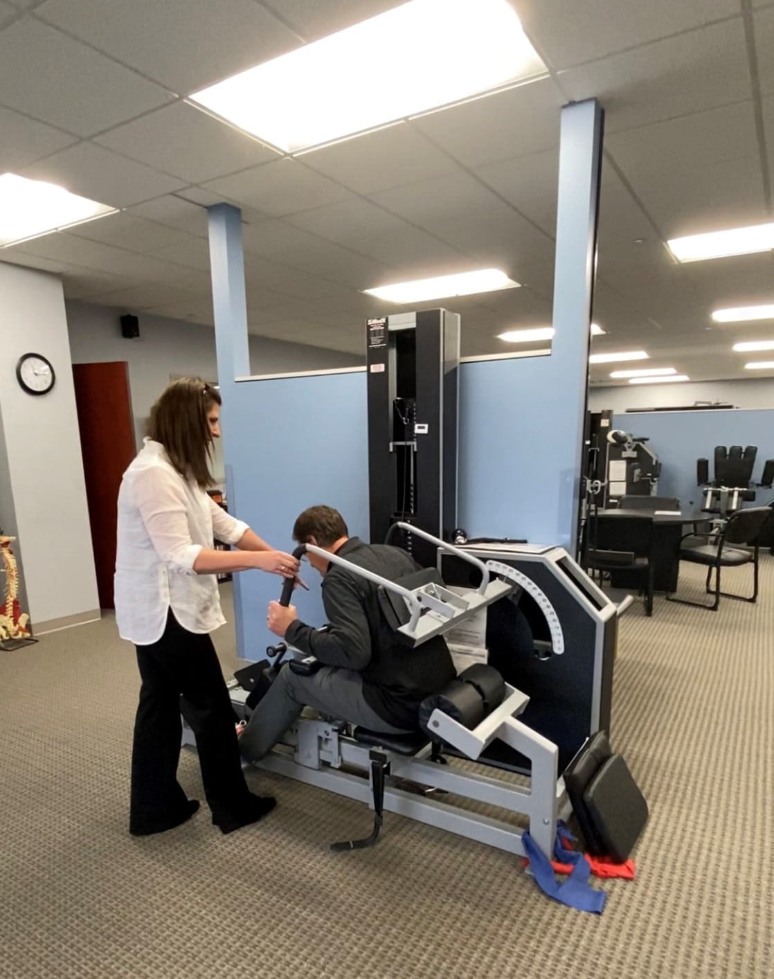iSpine Clinics Rehab Edina therapy team with patient